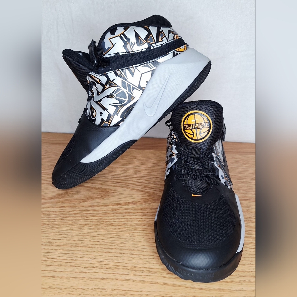 Nike Team Hustle D 9 FlyEase "Graffiti" Basketball Shoes - 6.5Y/5W - EUC